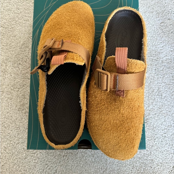 Chaco Fuzzy Brown Clogs - Picture 1 of 5